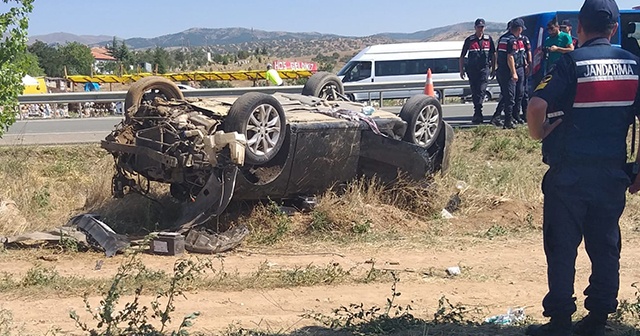 Otomobil takla atarak devrildi: 4 yaralı