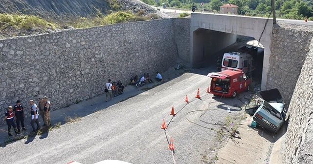 Otomobil üst geçitten düştü: 1 ölü, 4 yaralı