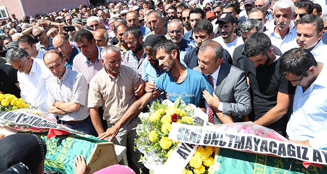 PKK&#039;nın bombası ile ölen çocuklar son yolculuğuna uğurlandı