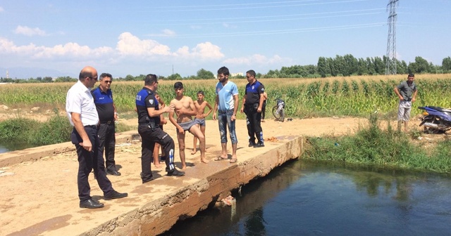 Polis sulama kanallarına giren çocukları tek tek uyardı