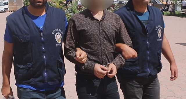 Polise hakaret eden genç hakim karşısında