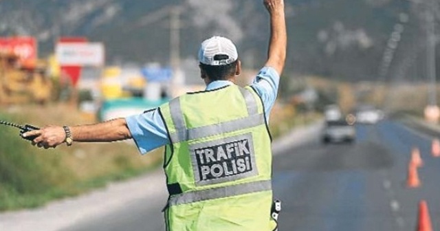 Polisin &#039;dur&#039; ihtarına uymadı, trafiği birbirine kattı