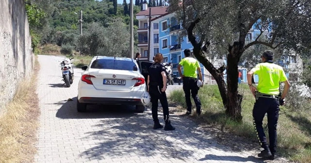 Polisten kaçan şüpheliler otomobili bırakıp kayıplara karıştı