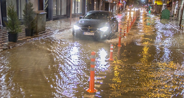 Sağanak yağış ağaçları yıktı, cadde ve sokaklar göle döndü