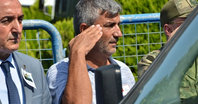 Şehit babası oğlunu asker selamıyla son yolculuğuna uğurladı