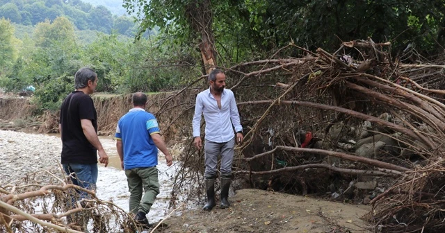 Sel felaketinde 3 yakınını kaybeden aile dere yatağında iki kaybını daha arıyor