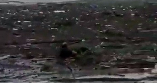 Sele kapılan köpeği vatandaş yüzerek kurtardı