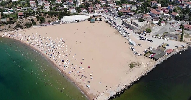 Sıcaktan bunalan İstanbullular Riva plajına akın etti