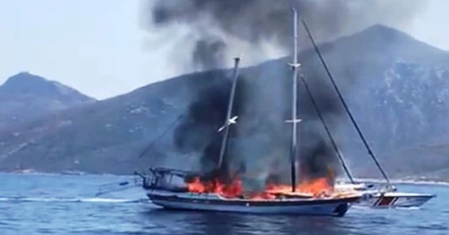 Sürat botu alev alev yandı