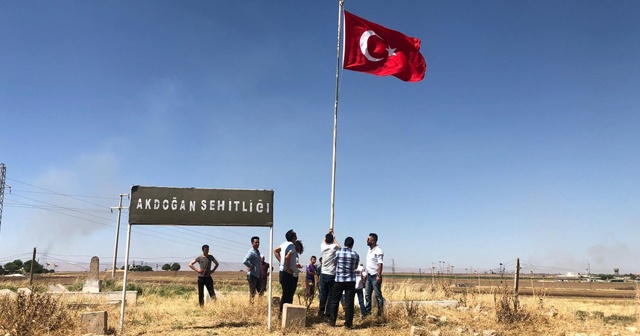 Suriye sınırındaki şehitliğe Türk bayrağı asıldı