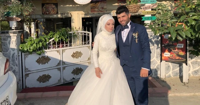 Tanıştıkları kafe&#039;ye yıllar sonra gelin ve damat olarak geldiler