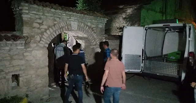 Tarihi bina içerisinde ipe asılı halde bulundu