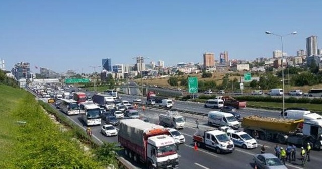 TEM Otoyolu&#039;ndaki zincirleme kaza trafiği kilitledi