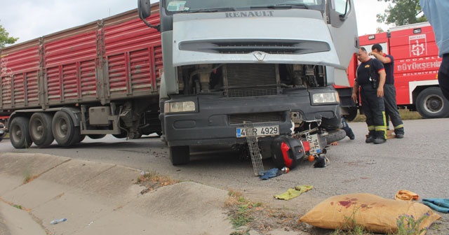 TIR&#039;ın altına giren motosiklet metrelerce sürüklendi