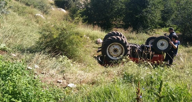 Traktör kazasında baba öldü oğlu yaralı kurtuldu