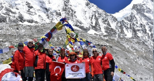 Türk bayrağını dünyanın en yüksek dağında dalgalandırdılar