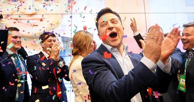 Ukrayna&#039;da genel seçimi de Zelenskiy kazandı