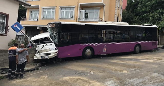 Üsküdar’da kontrolden çıkan halk otobüsü minibüse feci şekilde çarptı: 4 yaralı