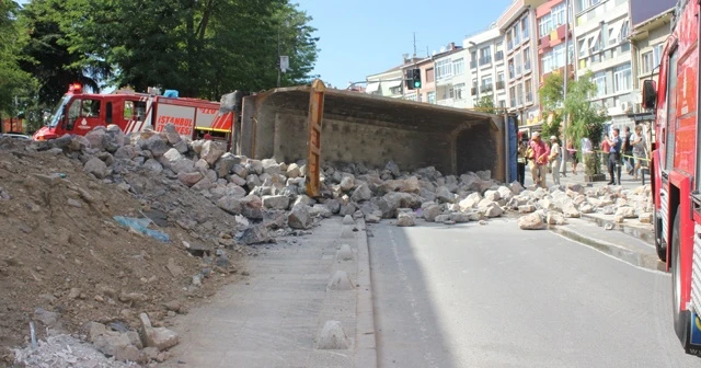 Üsküdar’da taş yüklü hafriyat kamyonu yola devrildi