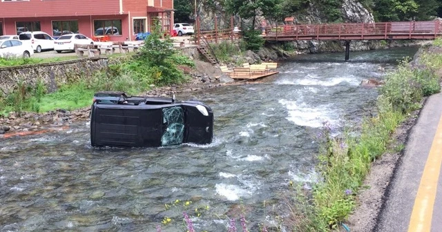 Uzungöl’de kontrolden çıkan araç dereye uçtu: 1 yaralı