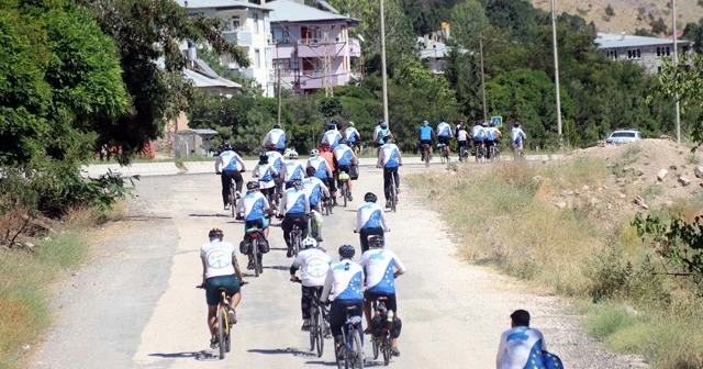 Van Gölü için 300 kilometre pedal çevirdiler