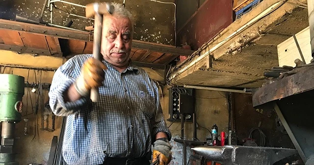 Yarım asırlık demirci Nuh Mehmet usta tek başına çekiç sallıyor