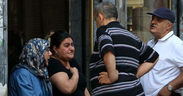 Yolda yürürken kafasına çöp dolu poşet düştü