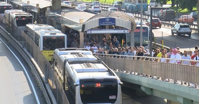 Zeytinburnu&#039;nda arızalı metrobüs yoğunluğa neden oldu