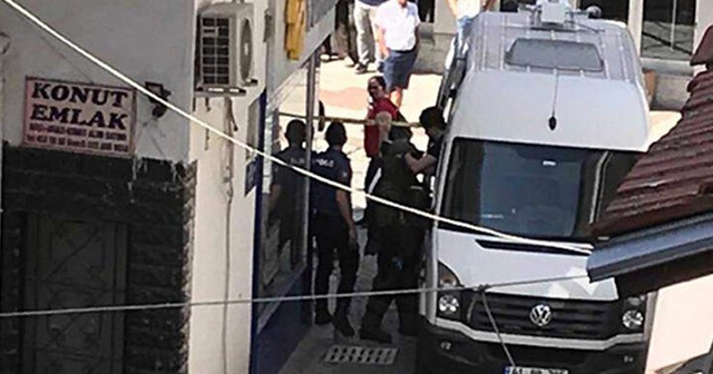 'Bu paketi ellemeyin' yazıyordu, içinden bomba ve silah çıktı!