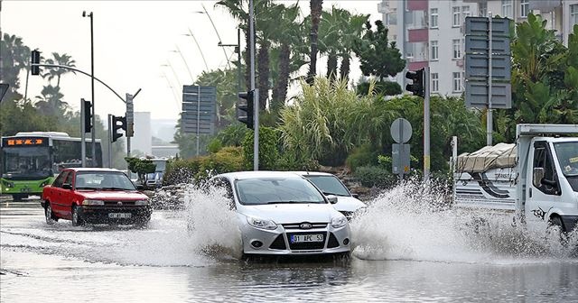 Adana&#039;da sağanak hayatı olumsuz etkiledi