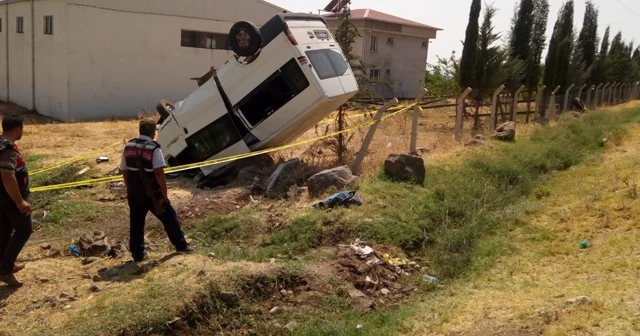Ailesinden izinsiz aldığı minibüsle takla attı: 1 ölü, 4 yaralı