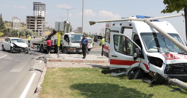 Ambulans ile otomobil çarpıştı: 4 yaralı