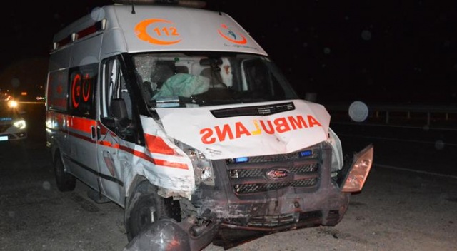 Ambulansla hafif ticari araç çarpıştı, yaralılar var