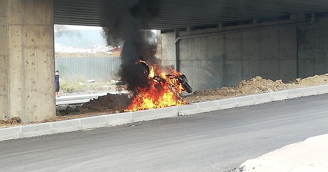 Arızalanan motosikletini yol kenarında yaktı