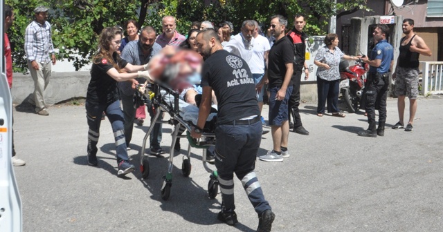 Baba ile oğlunu bıçaklayan saldırganı komşular yakaladı