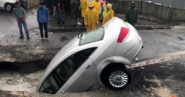 Bahçelievler’de yağış nedeniyle yol çöktü