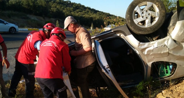 Balıkesir'de otomobil şarampole devrildi: 3 yaralı