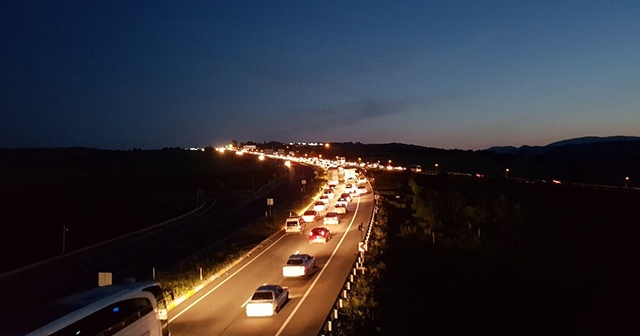 Bayram tatilini uzatan sürücüler gece yollara düştü