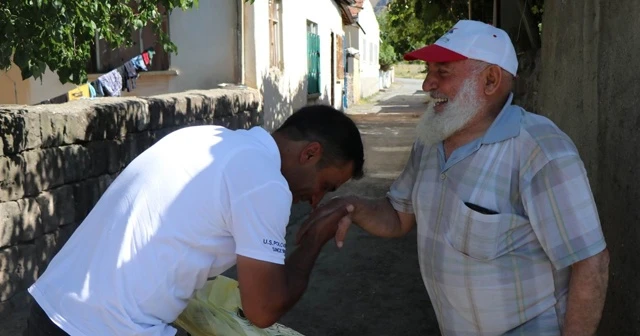 Besici kurban pazarlığında kırdığı eli öptü