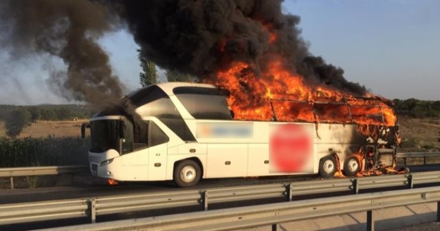 Bir yolcu otobüsü daha alev alev yandı