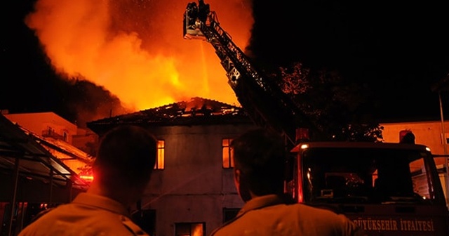 Bursa'da depo ve tekstil atölyesi alev alev yandı