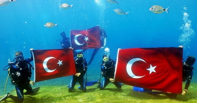 Büyük zaferin 97. yılını deniz dibinde kutladılar
