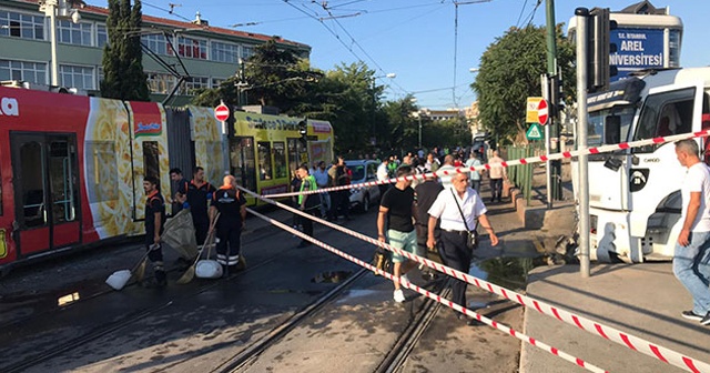 Cevizlibağ&#039;da su tankeri tramvaya çarptı