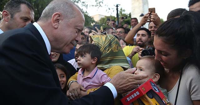 Cumhurbaşkanı Erdoğan Sultanahmet'te vatandaşlarla buluştu