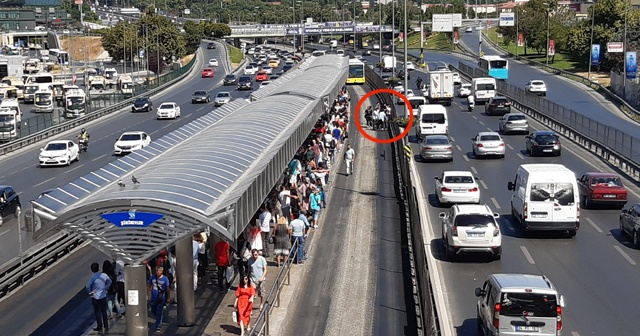 Dengesini kaybedip metrobüsün altında kaldı