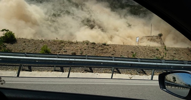 Denizli’de deprem sonrası yaşanan heyelan anı kamerada