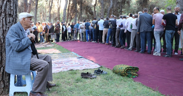 Deprem bölgesinde buruk bayram sevinci