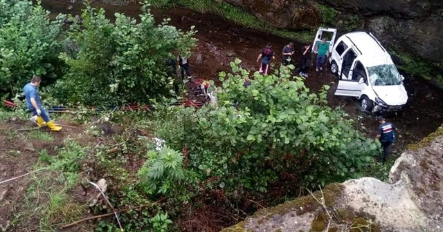 Dereye düşen araçtaki 2 kişi hayatını kaybetti