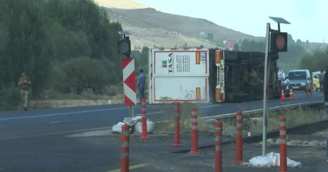 Direksiyon hakimiyetini kaybeden TIR yan yattı