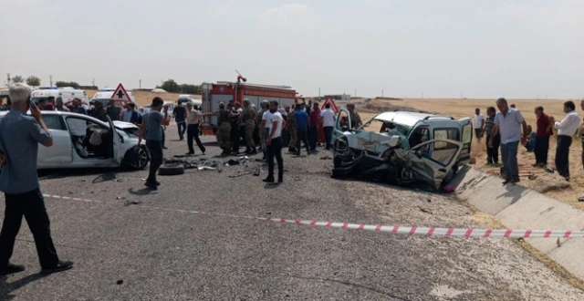Diyarbakır'da feci kaza: 4 ölü, 4'ü ağır 8 yaralı